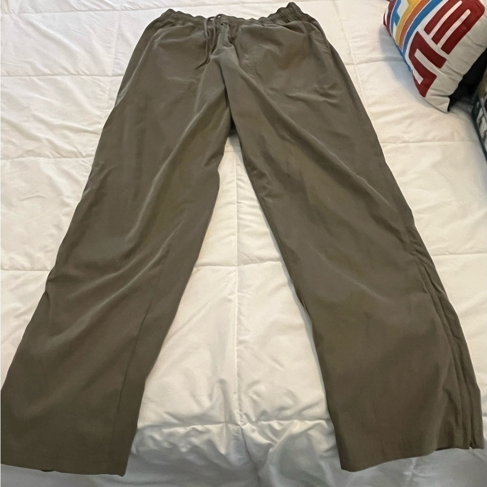 Menβs Izod Drawstring Pants. Size M